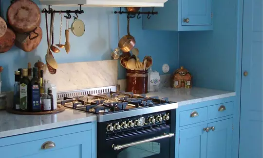 niebieska kuchnia rustykalna