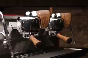  Ekspres ciśnieniowy SLAYER Espresso | 3-grupowy z drewnianymi wykończeniami